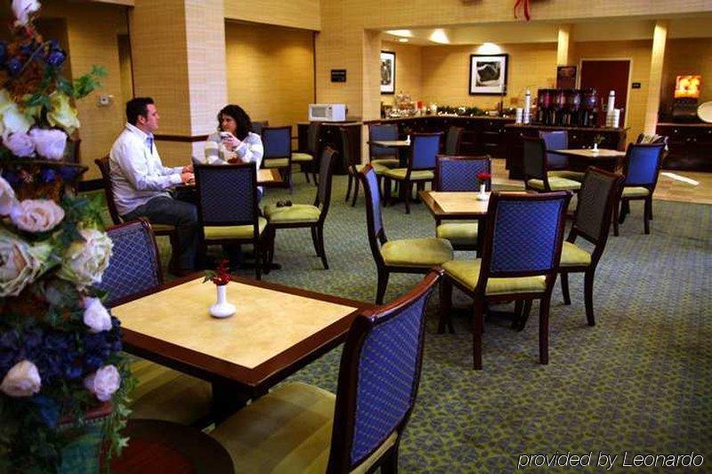 فندق هامبتون إن آند سويتس كليرمونت المطعم الصورة